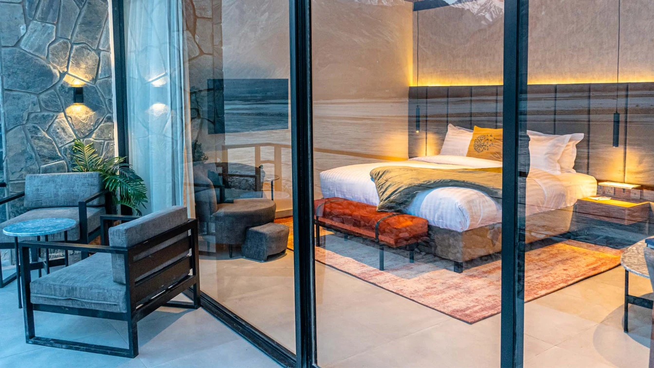 glassy 5 star hotel rooms in sakardu