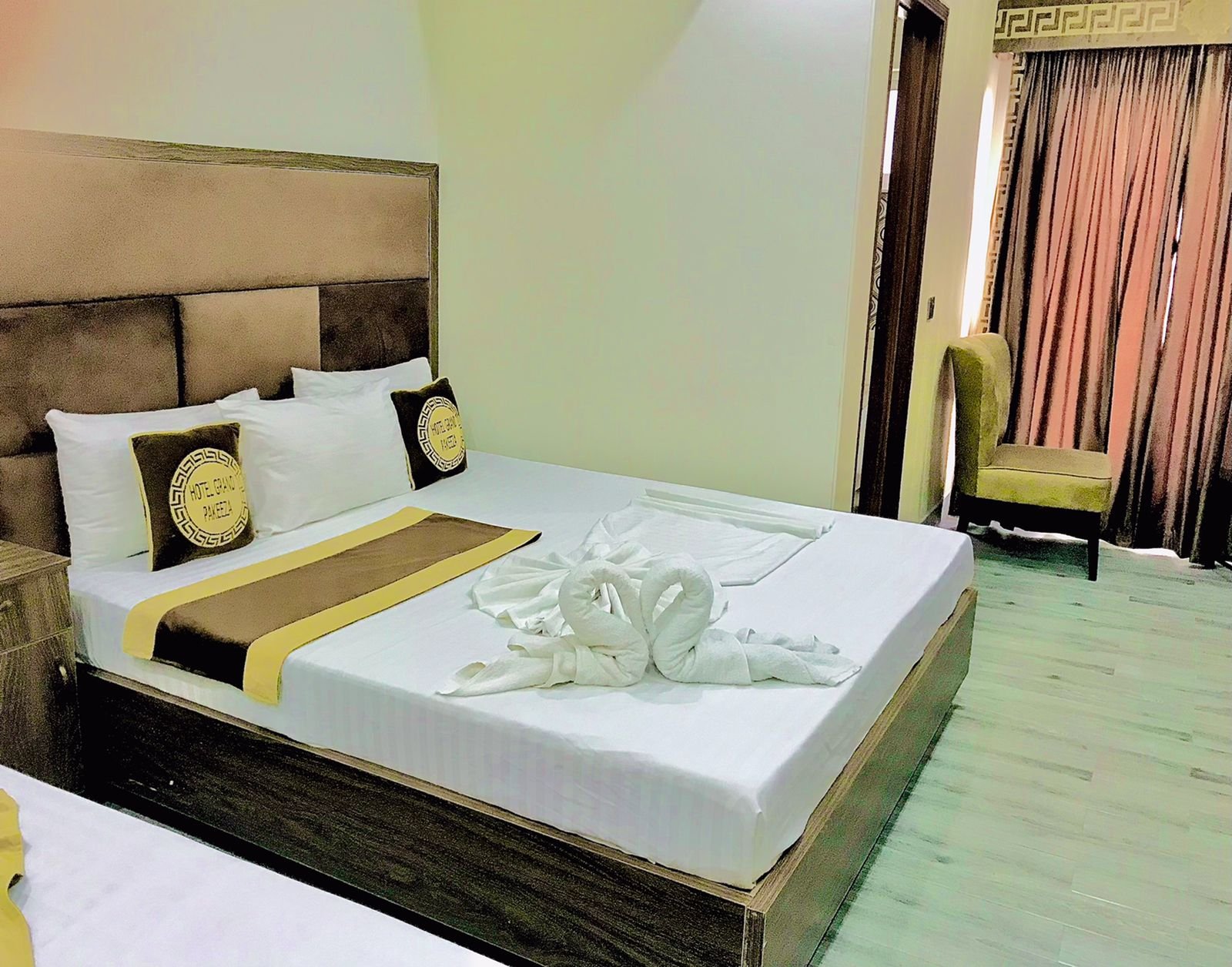 one double bed room in hotel pakeeza lahore
